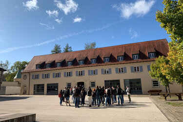 Studierende stehen als Gruppe im Innenhof der Hochschule