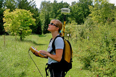 Studentin mit GPS-Gerät