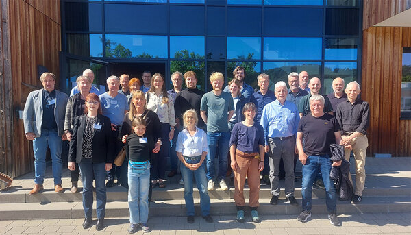 Gruppenfoto mit den Teilnehmern vor dem Kienzle-Bau der Hochschule Rottenburg
