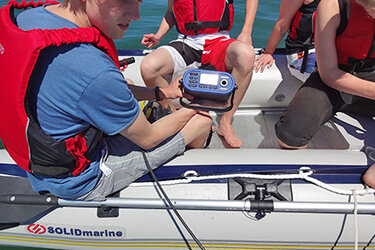 Studierende in einem Motorboot - Methodenkurs  Bodensee