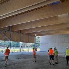 Die künftige Sporthalle der Pädagogischen Hochschule Ludwigsburg mit Brettschichtholzträgern und Holzrippendecke