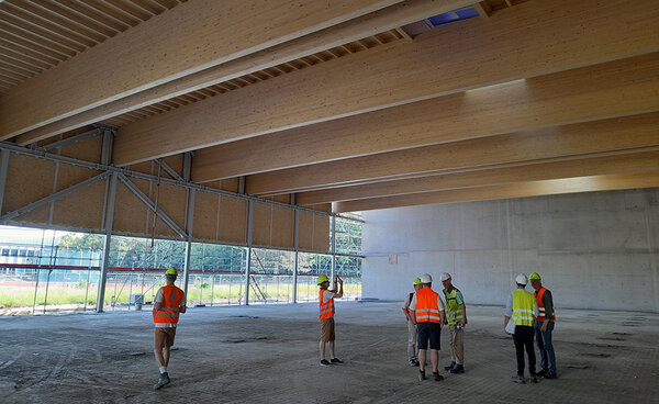 Die künftige Sporthalle der Pädagogischen Hochschule Ludwigsburg mit Brettschichtholzträgern und Holzrippendecke