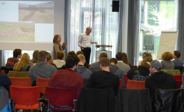 Frau Prof. Megele u. ein Referent der GTZ