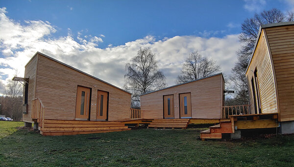 Blick auf die drei mobilen Module aus Holz