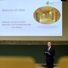 Moderator Dr. Rainer Kirchhof auf der Bühne der Aula der Hochschule Rottenburg