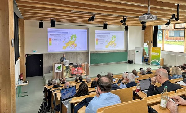 Blick über die Zuhörer hinweg zur Bühne, wo gerade ein Redner spricht