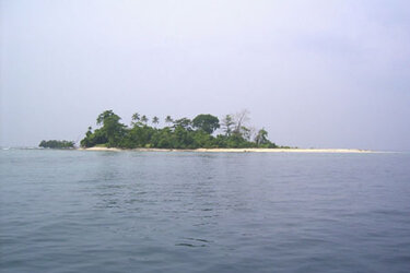 Blick auf eine kleine Insel in Indonesien 