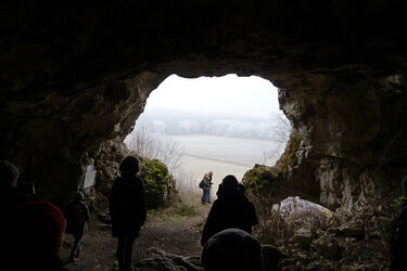 Studierende stehen in einer Höhle mit Blick nach draußen