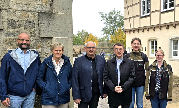 Gruppenfoto mit Bischof Dr. Klaus Krämer vor dem Torbogen der Hochschule Rottenburg