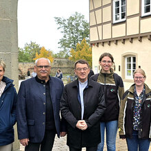 Gruppenfoto mit Bischof Dr. Klaus Krämer vor dem Torbogen der Hochschule Rottenburg