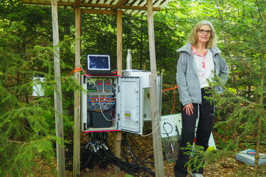 Frau Hölscher, Mitarbeiterin der Abteilung Boden und Umwelt der FVA BW, steht im Wald neben Messgeräten