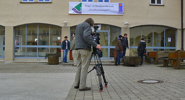 Kameramann filmt das Hauptgebäude der Hochschule Rottenburg