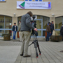 Kameramann filmt das Hauptgebäude der Hochschule Rottenburg