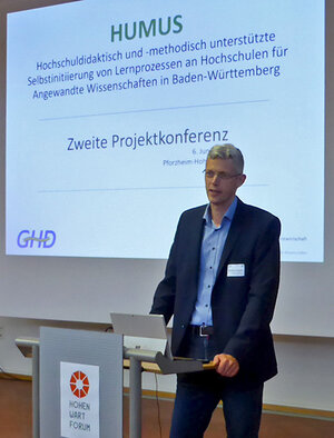 Prof. Matthias Scheuber als Referent am Rednerpult auf der zweiten HUMUS-Projektkonferenz
