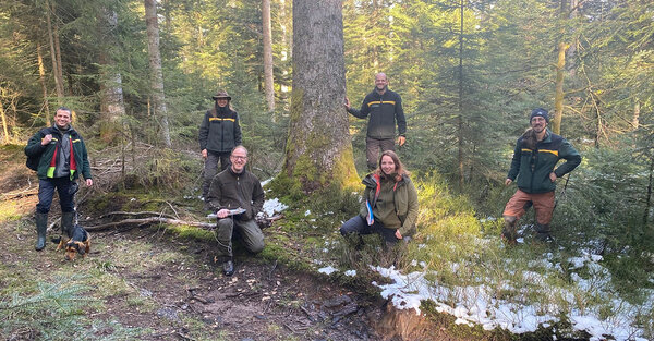 Gruppenfoto mit den teilnehmenden Studierenden im Wald