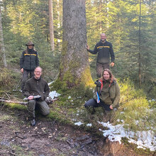 Gruppenfoto mit den teilnehmenden Studierenden im Wald