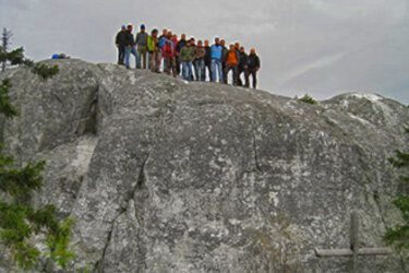 Studierende stehen auf einem Felsen