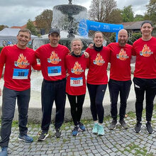 Gruppenfoto der sechs Teilnehmer im Zielbereich. Die Teilnehmer tragen alle ein rotes T-shirt mit der Aufschrift HY-Fire