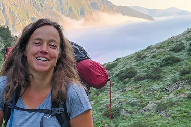 Portrait Nina Rülig in den Bergen mit Rucksack