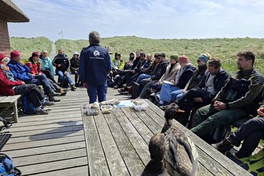 Exkursionsgruppe hört bei einem Vortrag zu