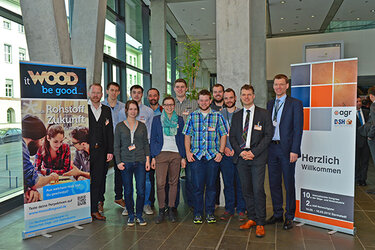 Gruppenfoto Studierende in einer Messehalle