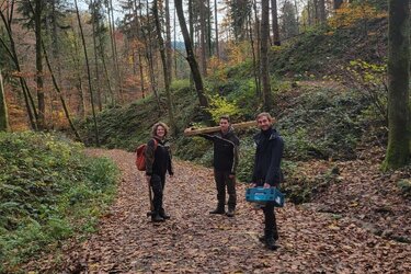 Studierende beim Aufstellen eines Waldbriefkastens im Mausbachtal