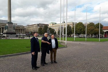 Die Gäste mit Rektor Prof. Dr. Bastian Kaiser bei einer Führung durch die Stuttgarter Innenstadt.