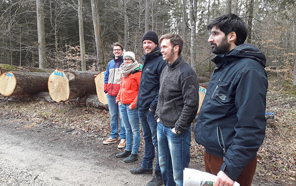 Die Studierenden des Master Forstwirtschaft am Wertholzplatz im Rammert