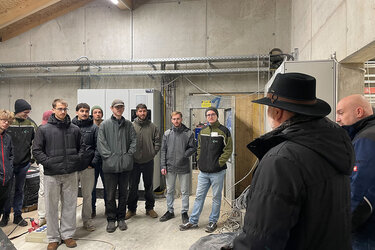 Studierende hören dem Referenten zu