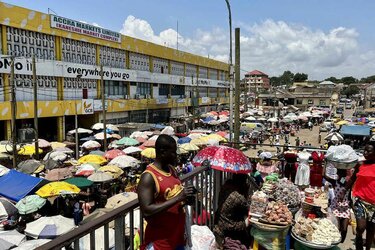 Blick auf die Stände und Verkäufer des Kaneshie Market