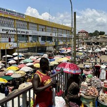 Blick auf die Stände und Verkäufer des Kaneshie Market