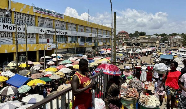 Blick auf die Stände und Verkäufer des Kaneshie Market