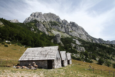 Blick auf Steinhäuser in einer Gebirgslandschaft