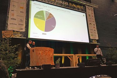 Ein Student bei seinem Vortrag auf der Bühne