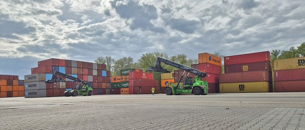 Reachstacker von Contargo