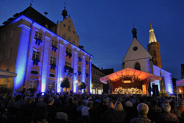Blick auf das Rottenburg Jazz-Open-Air am Abend