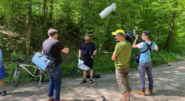 Interview mit Kamera und Mikrofon im Wald
