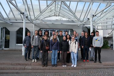 Gruppenfoto vor dem Eingang des Stadttheaters Pforzheim.