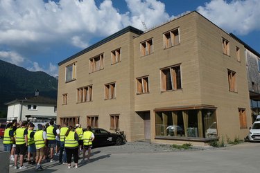 Gruppenfoto mit den Teilnehmern vor dem Gebäude