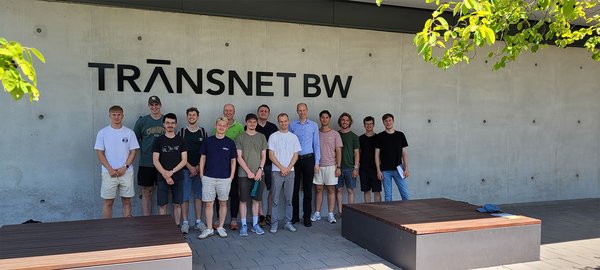 Gruppenfoto mit den Teilnehmern vor dem TransnetBW-Gebäude