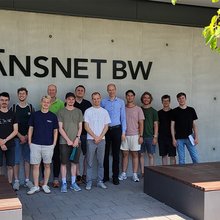 Gruppenfoto mit den Teilnehmern vor dem TransnetBW-Gebäude