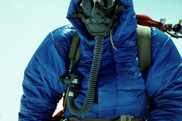 Bergsteiger mit Sauerstoffmaske am Gipfel