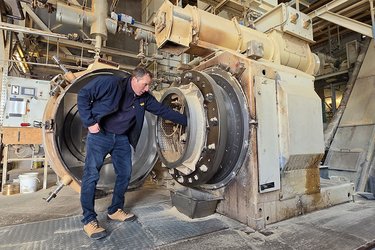 Ein Mitarbeiter erläutert die Pelletpresse