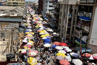 Blick von oben auf die Stände des Makola Market