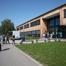 Studieninteressierte auf dem Campusgelände beim Studieninfotag an der Hochschule Rottenburg