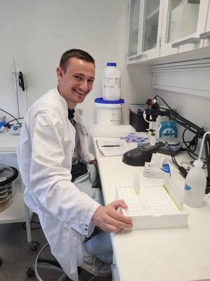 Fabian Mackenbach im Labor