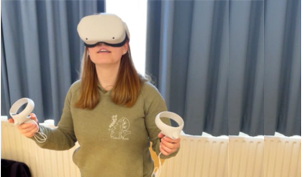 Studentin mit VR-Brille