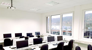 Blick in das GIS-Labor mit PCs, Monitoren und Beamer